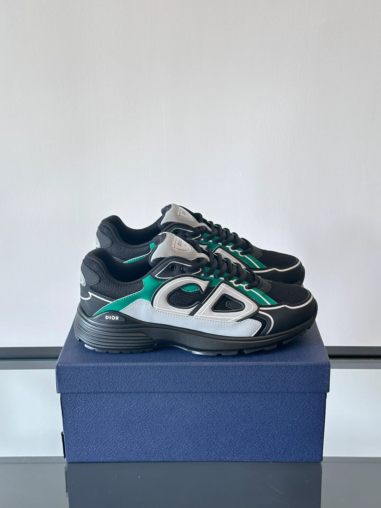 Men's Men's Shoes Men's Men's 💰440 "Dio*" Dior B30 series sports shoes, multi-color mesh fabric and multi-color technical fabrics, this season's newly launched B30 low-top sports shoes are one of the flagship styles of the series. Crafted from multicolor mesh and technical fabrics, it's finished with a reflective "CD30" graphic and silver-toned "DIOR B30" and "CD30" logos on the heel and tongue. An extra-light, sculpted rubber sole with signature accents adds style, while internal stretch details create ideal comfort. It can be matched with various casual styles to show a fashionable and modern sports style. Size: 38-44 (45-46 customized)